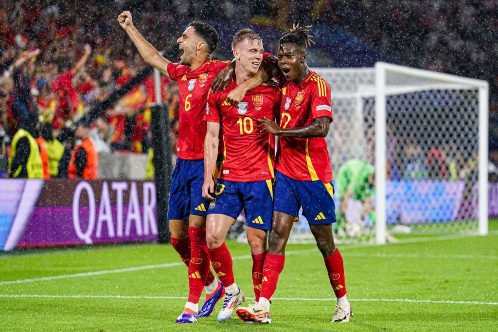 Jogadores da seleção espanhola comemoram gol na vitória sobre a Geórgia pelas oitavas de final da Euro 2024