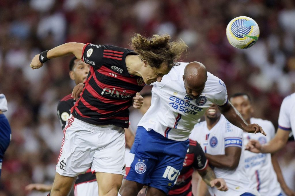 Zagueiro David Luiz sobe para cabecear a garantir a vitória do Flamengo sobre o Bahia