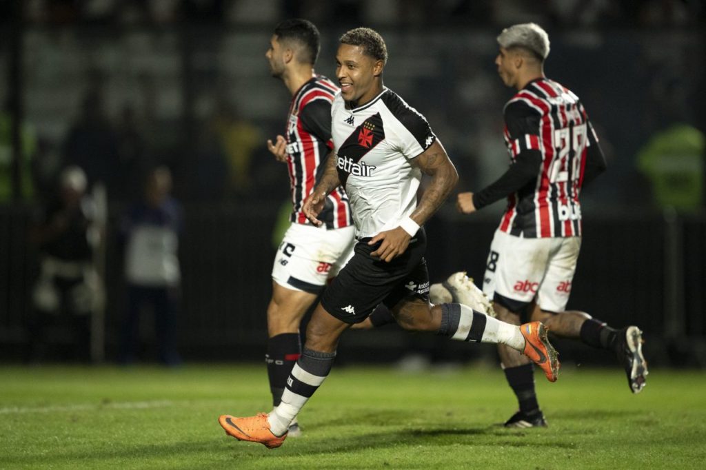 David comemora gol do Vasco na vitória em cima do São Paulo em São Januário