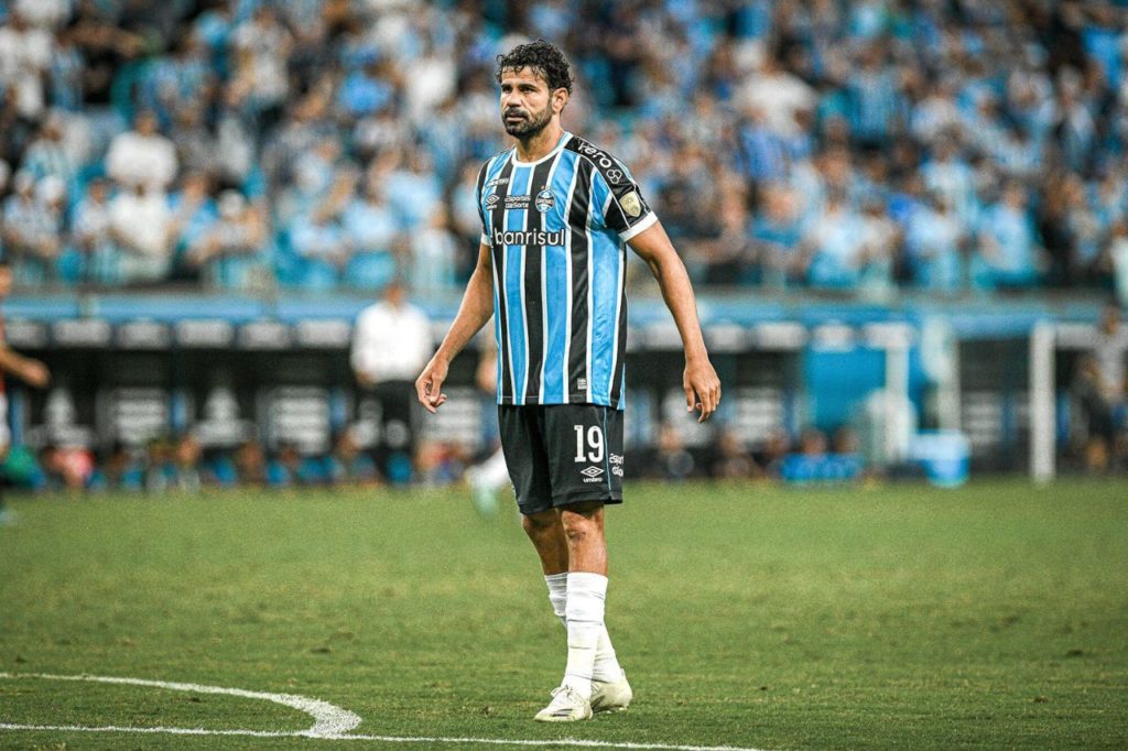 Centroavante Diego Costa em jogo do Grêmio