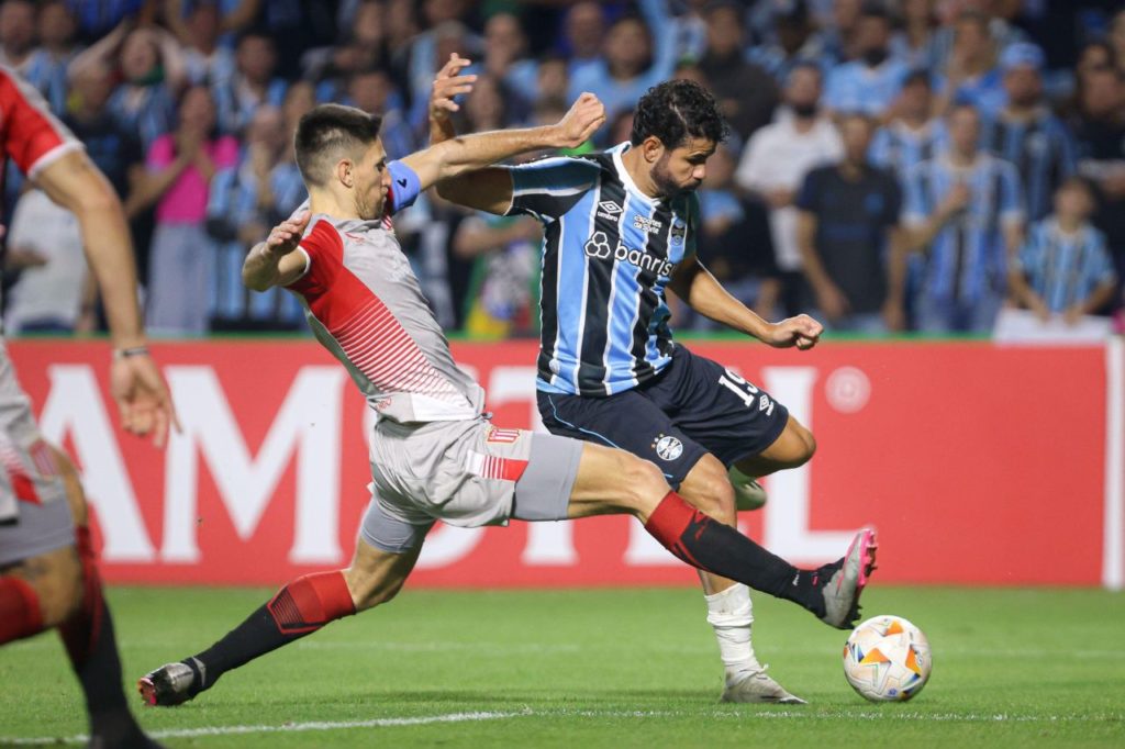 Atacante Diego Costa no empate entre Grêmio e Estudiantes na Libertadores