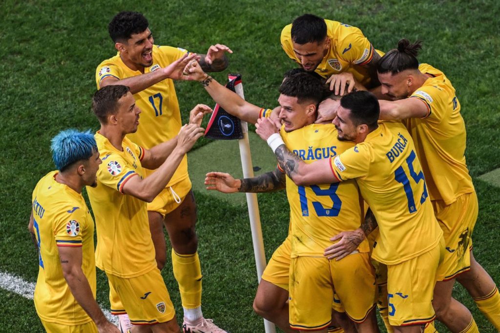 Atacante Dragus comemora o terceiro gol da Romênia na vitória sobre a Ucrânia na Euro 2024