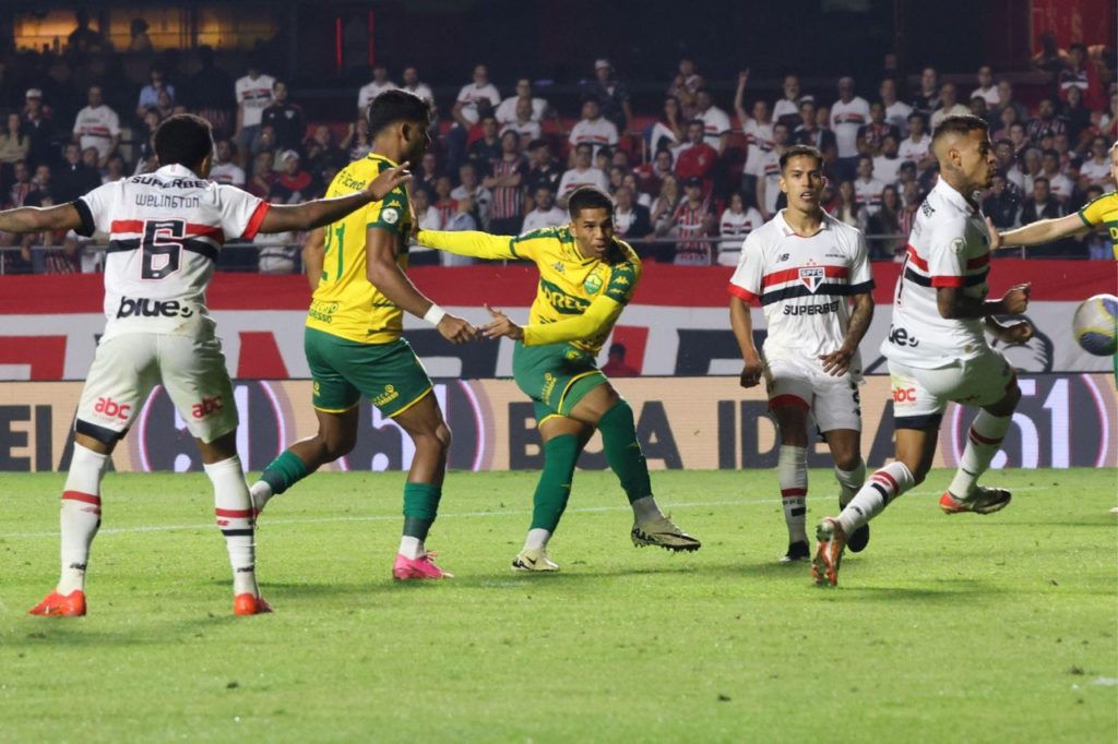 Eliel finaliza para marcar o gol da vitória do Cuiabá sobre o São Paulo