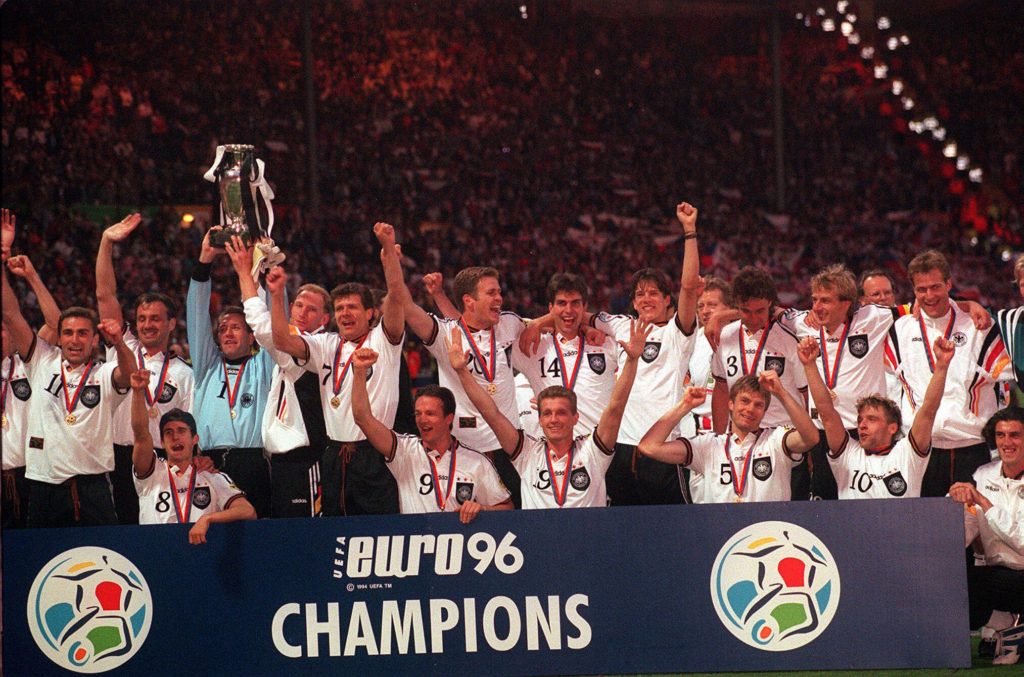 Alemanha comemorando com o troféu da Eurocopa de 96.