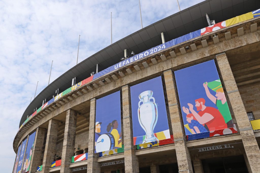 Vista exterior do Olympiastadion Berlin decorado com artes da Eurocopa 2024, vista durante o Open Media Day, na semana anterior ao torneio.