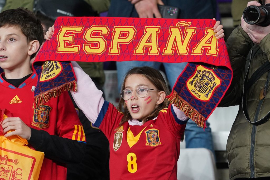 Criança torcedora da Espanha durante as eliminatórias europeias, partida da rodada de qualificação. 19 de novembro de 2023.