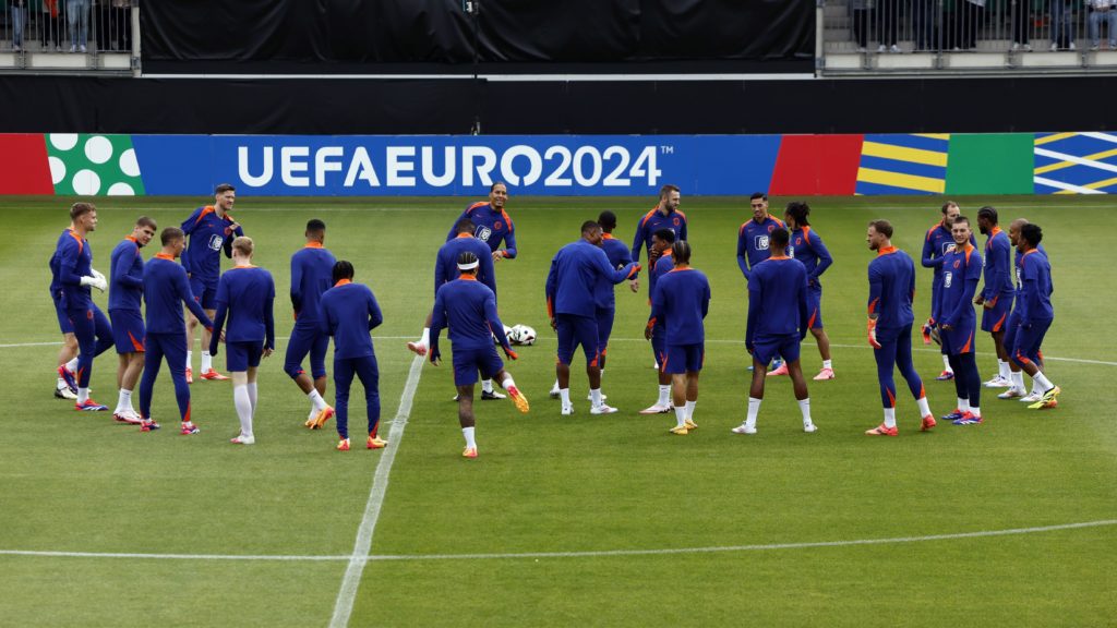 Jogadores da seleção holandesa durante treino da seleção holandesa no Estádio AOK em 12 de junho de 2024 em Wolfsburg, Alemanha.