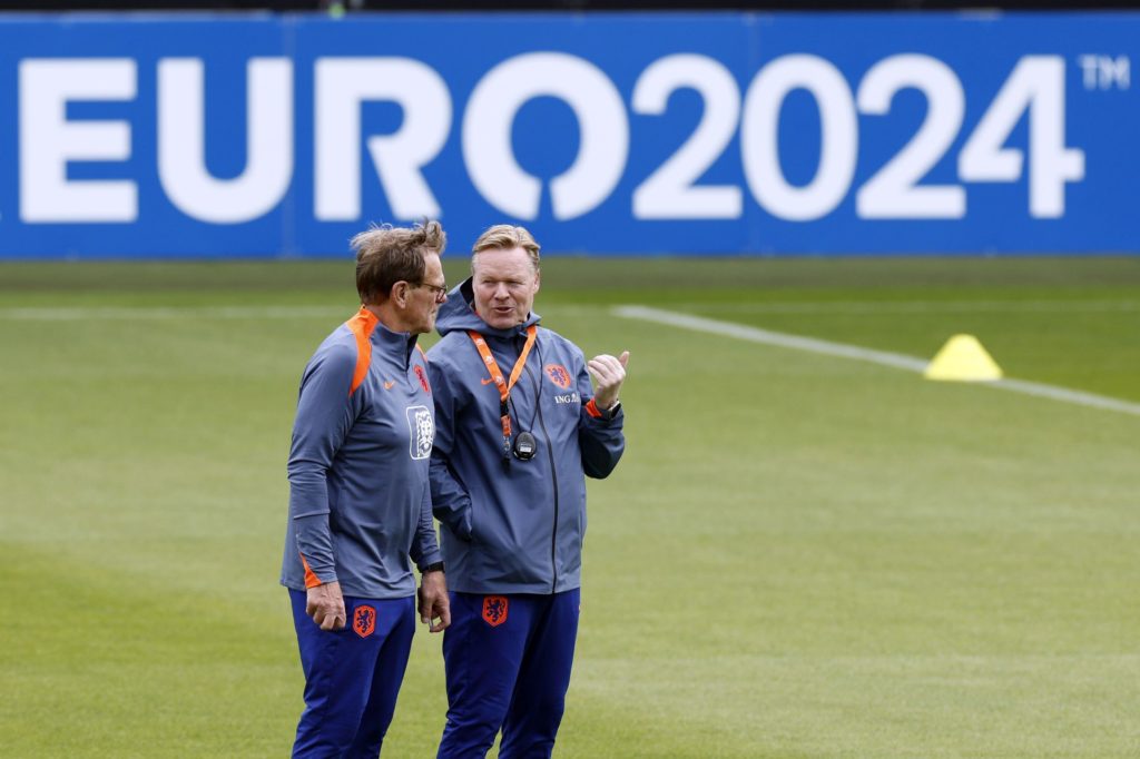 O assistente técnico da Holanda, Dwigt Lodeweges, e o técnico da Holanda, Ronald Koeman, durante um treino da seleção holandesa no Estádio AOK em 12 de junho de 2024 em Wolfsburg, Alemanha.