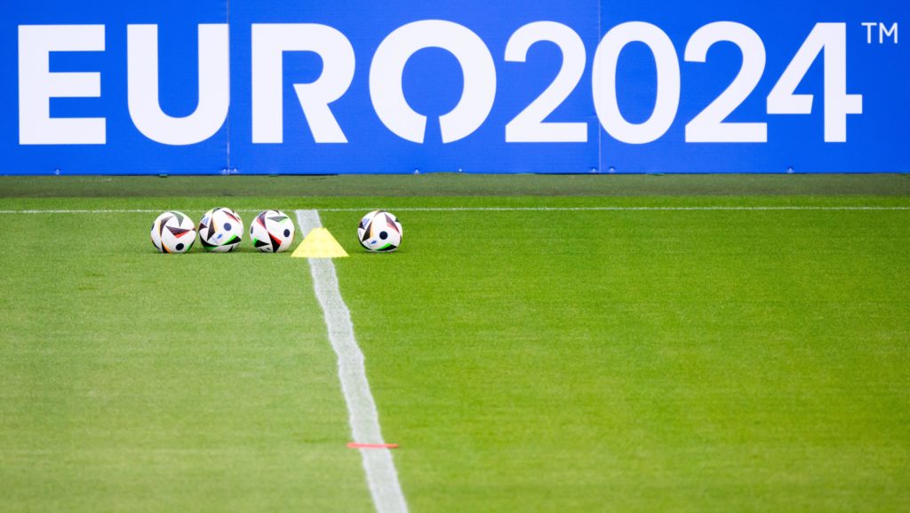 Bolas de futebol em frente a uma placa da Euro 2024 durante uma sessão de treinamento público da seleção holandesa de futebol no Estádio AOK, antes do Campeonato Europeu de Futebol de 2024, na Alemanha.