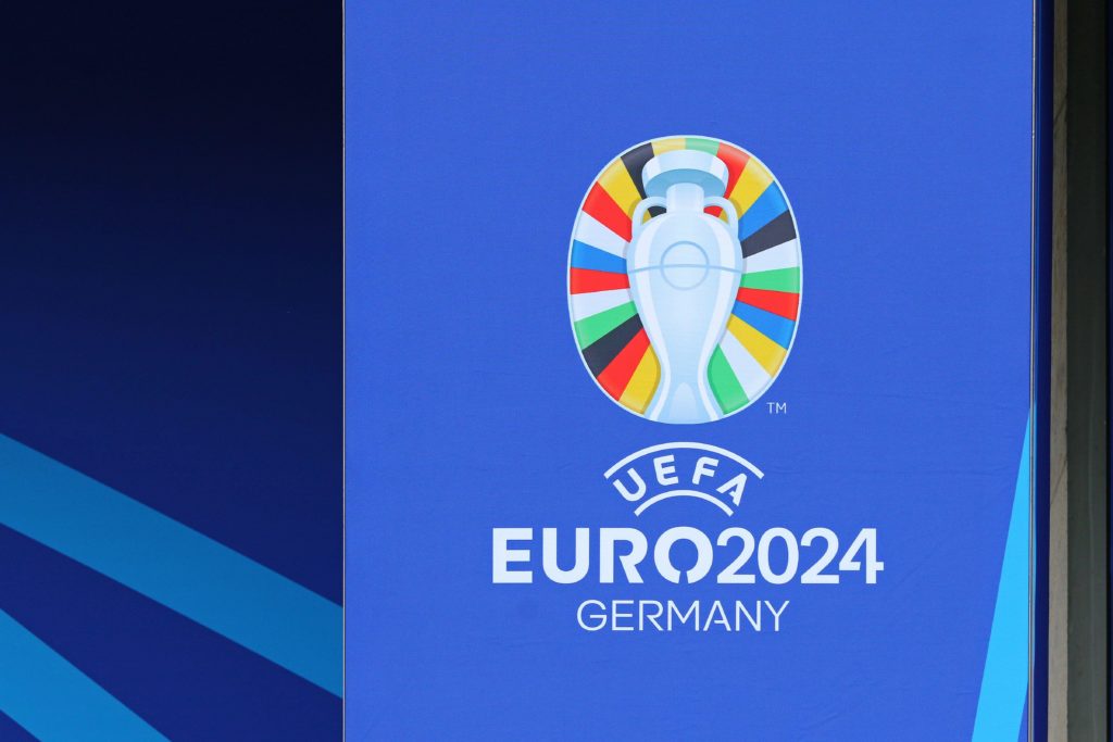 Logotipo da Eurocopa 2024 visto nas tribunas do Olympiastadion Berlin durante o Open Media Day na semana anterior ao torneio.
