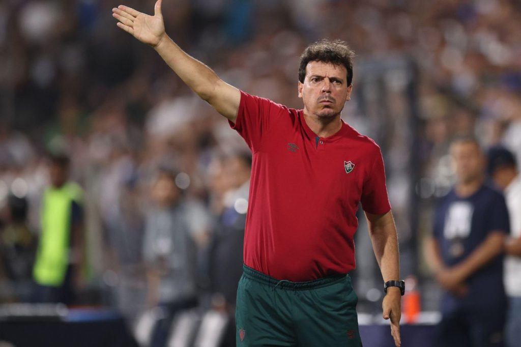 Técnico Fernando Diniz irritado na derrota do Fluminense no Maracanã