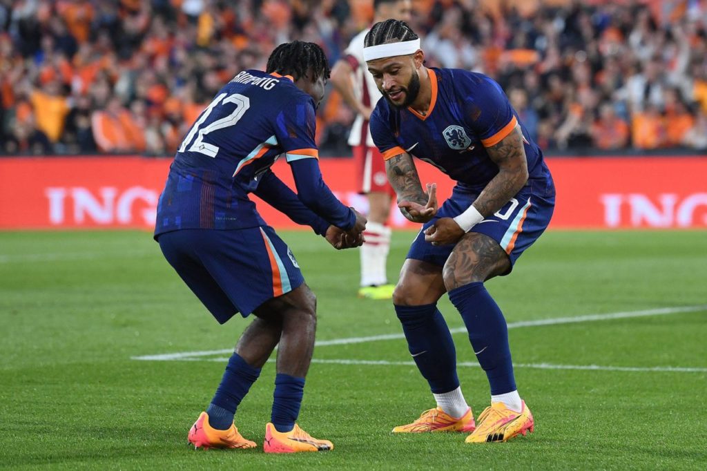 Frimpong e Depay comemoram gol da Holanda em amistoso contra o Canadá