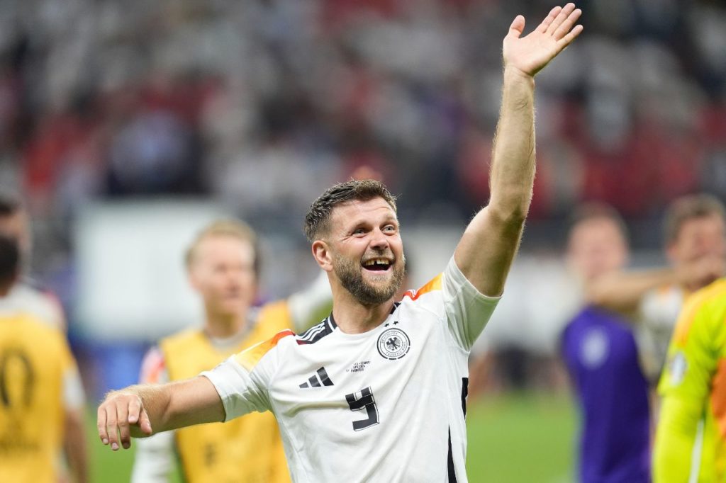 Centroavante Fullkrug comemora o gol de empate da Alemanha no jogo contra a Suíça