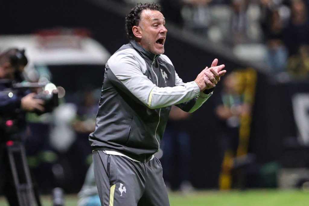 Técnico Gabriel Milito no comando do Atlético-MG à beira do campo no Brasileirão