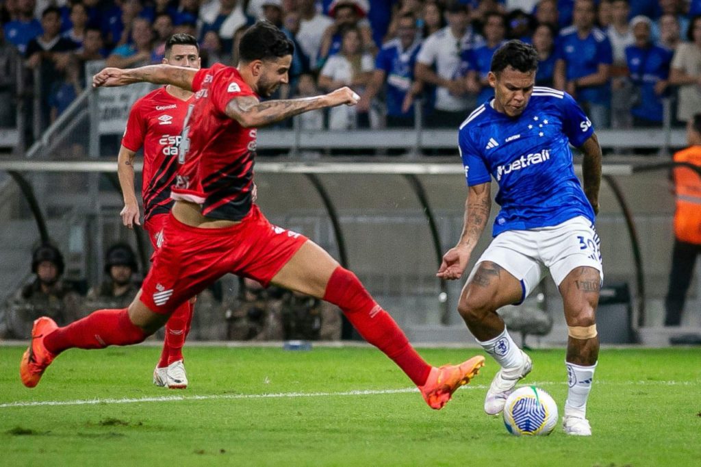 Atacante Gabriel Veron chuta para fazer o primeiro gol do Cruzeiro no Mineirão