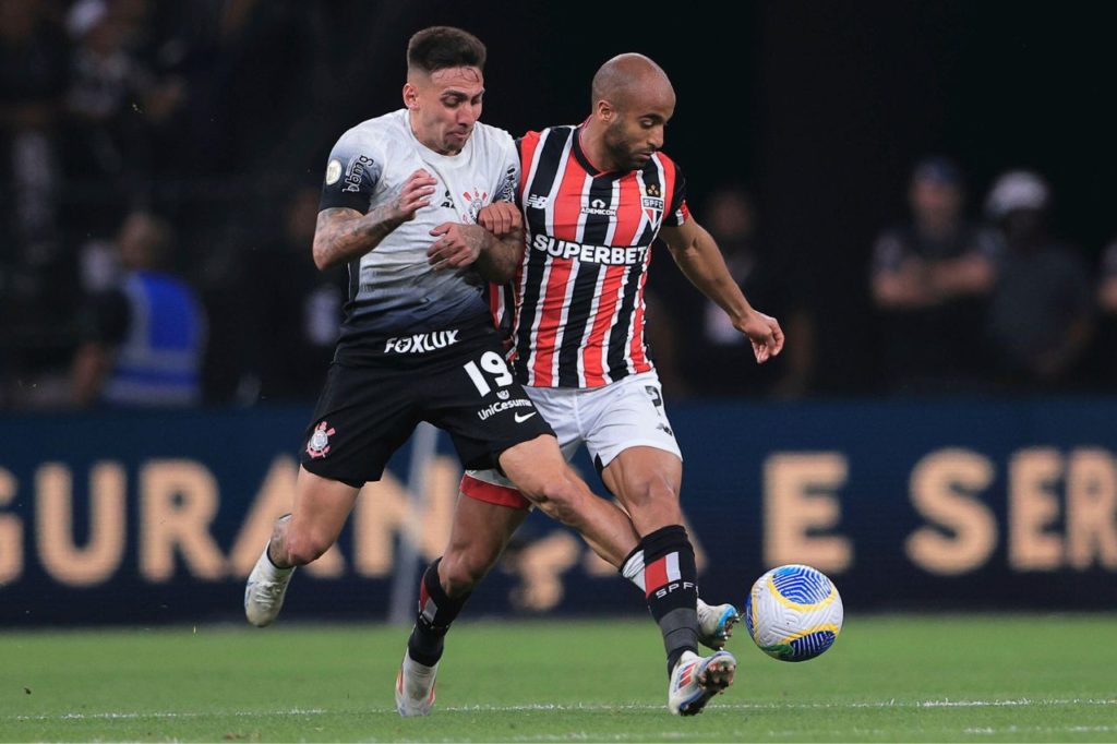 Gustavo Mosquito marca Lucas no clássico entre Corinthians e São Paulo na Neo Química Arena