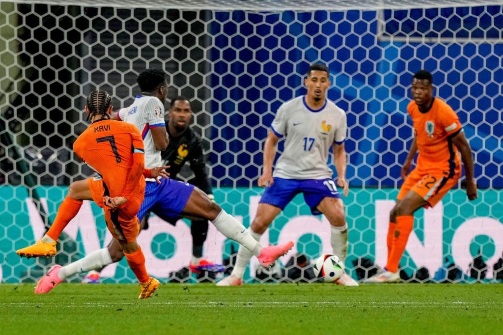 Xavi Simons marca para a Holanda contra a França, mas gol é anulado por impedimento