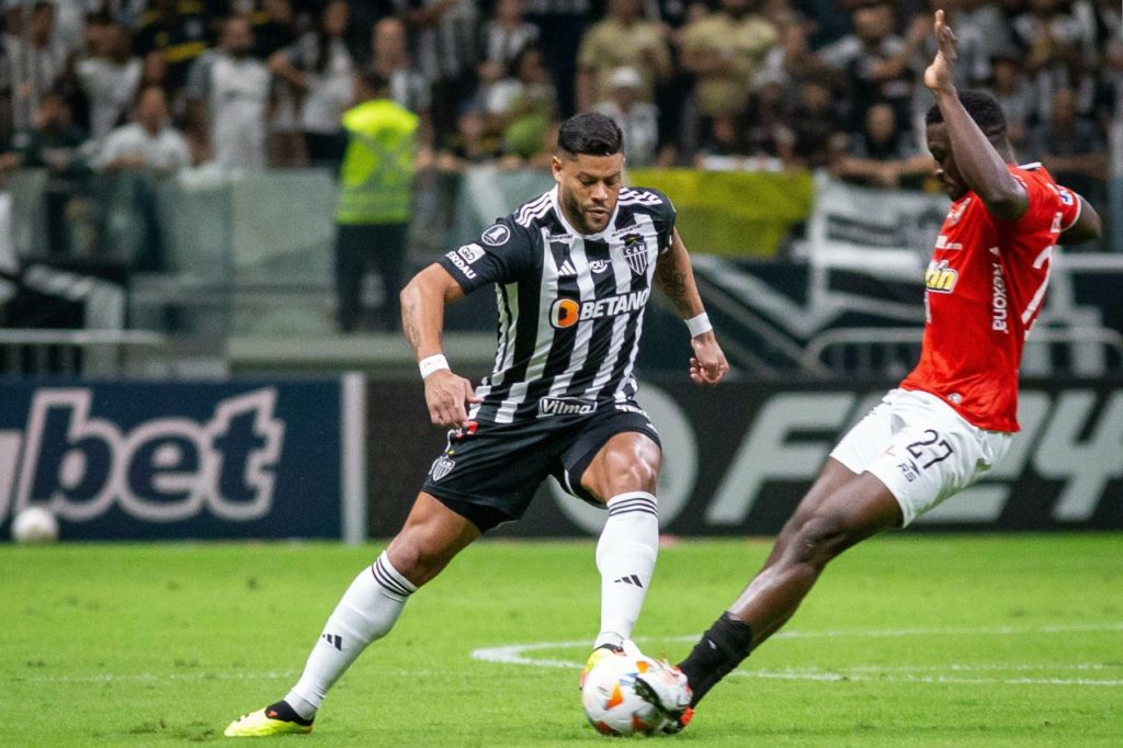 Centroavante Hulk em ação pelo Atlético Mineiro