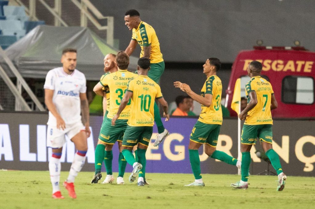 Atacante Pitta comemora gol do Cuiabá na Arena Pantanal