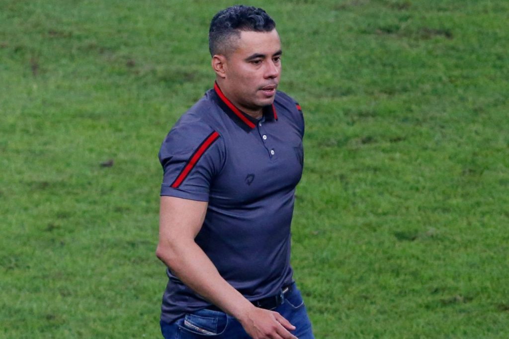 Técnico Jair Ventura em jogo do Atlético Goianiense