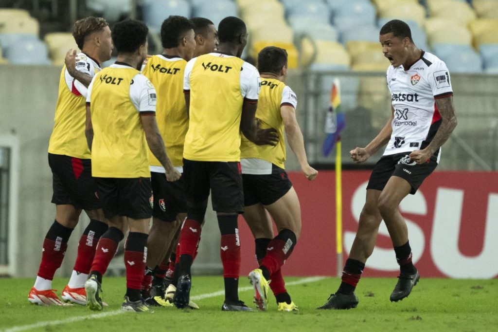 Atacante Janderson comemorando o gol do Vitória no triunfo sobre o Fluminense no Maracanã