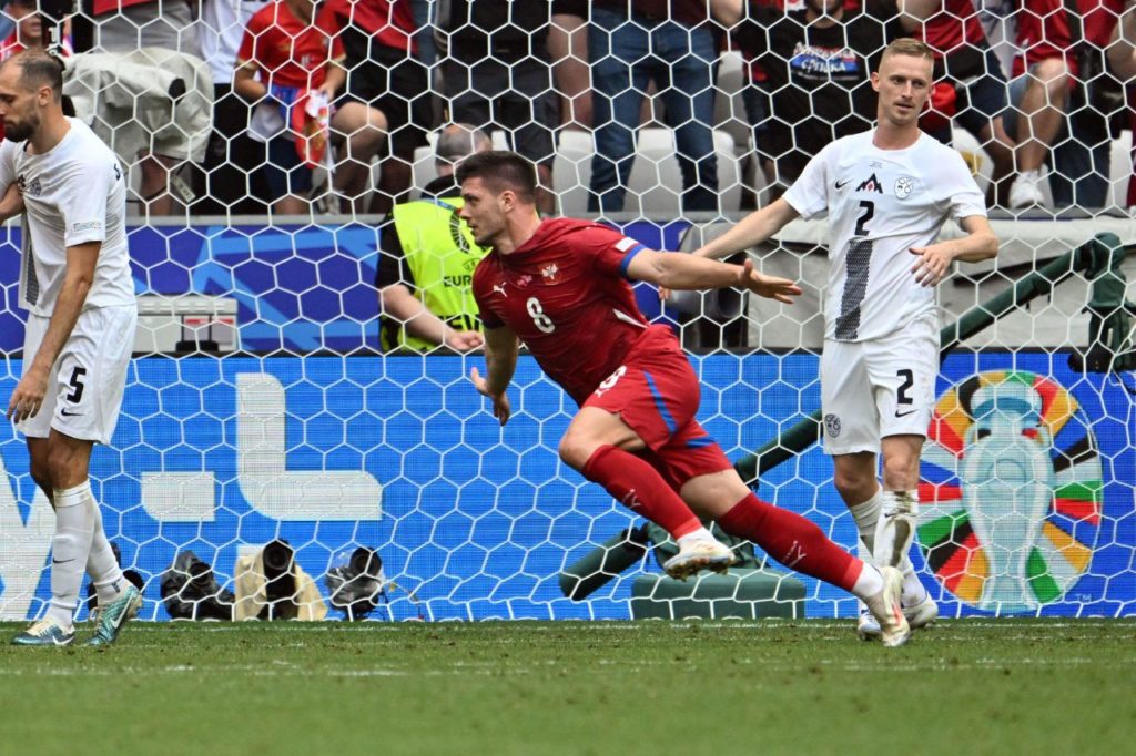 Jovic comemora gol da Sérvia sobre a Eslovênia no último lance da partida pela Euro 2024