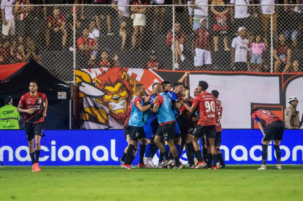 Julimar comemora gol do Athletico-PR no jogo contra o Vitória