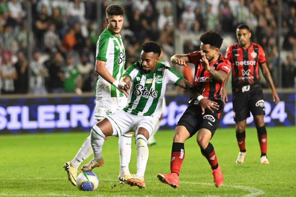 Jogadores de Juventude e Vitória disputam bola em jogo no Alfredo Jaconi