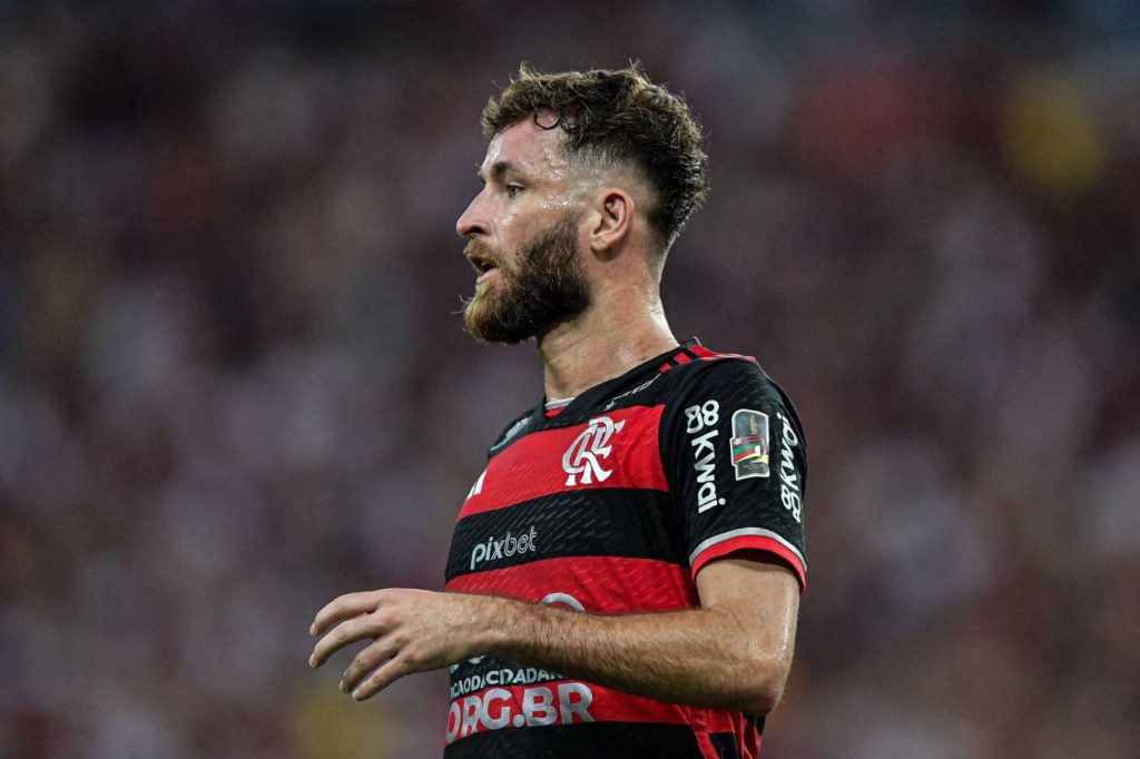 Zagueiro Léo Pereira em ação pelo Flamengo