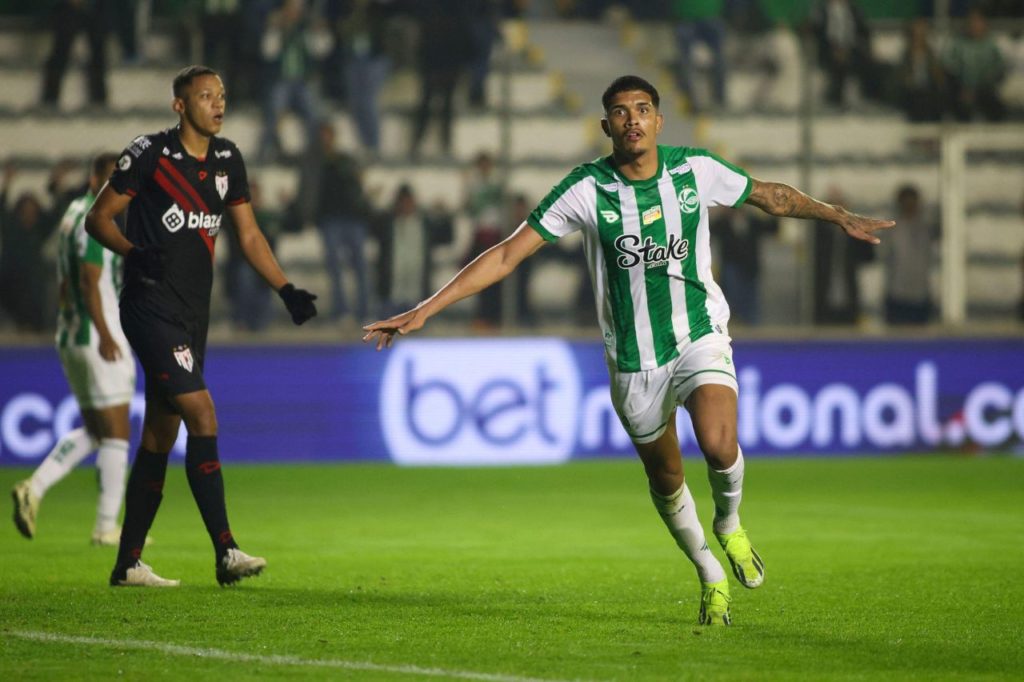 Atacante Lucas Barbosa comemora gol pelo Juventude no Alfredo Jaconi