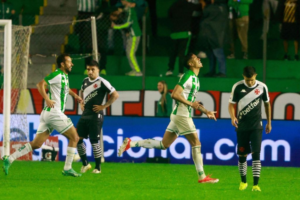 Lucas Barbosa comemora gol do Juventude na vitória sobre o Vasco no Alfredo Jaconi pelo Brasileiro