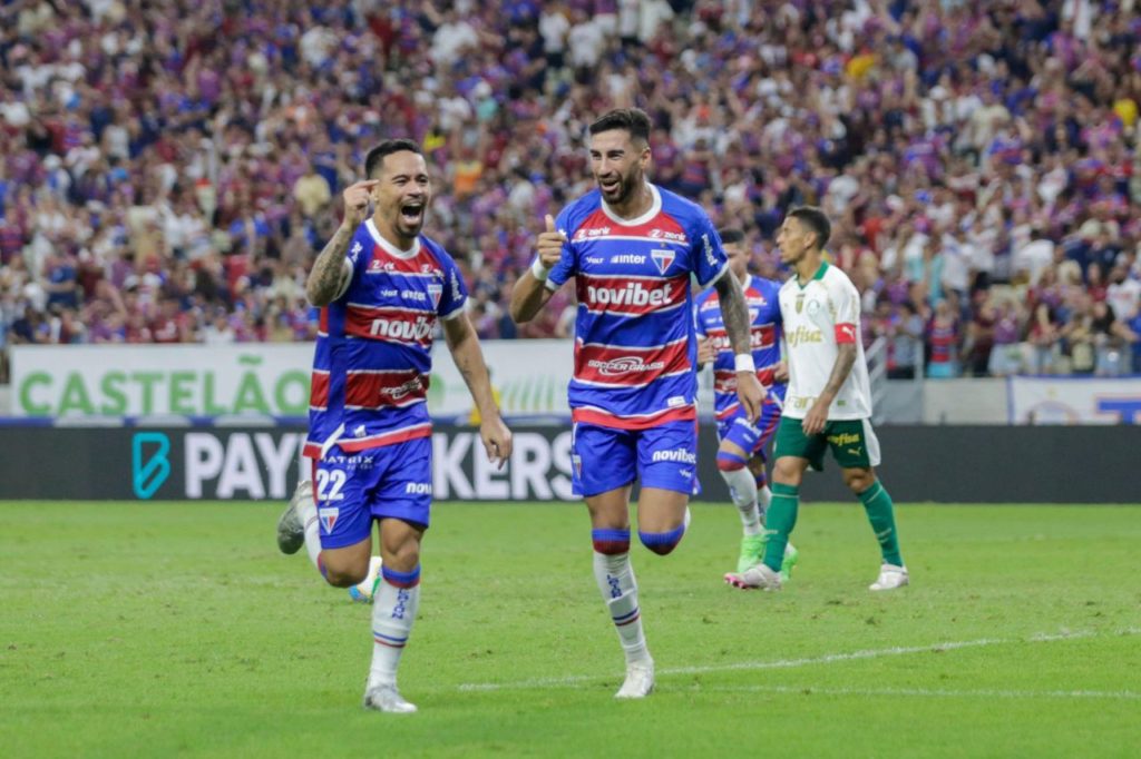 Centroavante Lucero comemora um de seus dois gols na vitória sobre o Palmeiras pelo Brasileiro