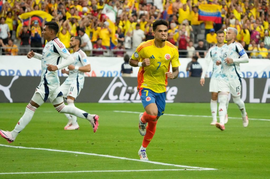 Atacante Luis Díaz comemora gol de pênalti da Colômbia no jogo contra Costa Rica