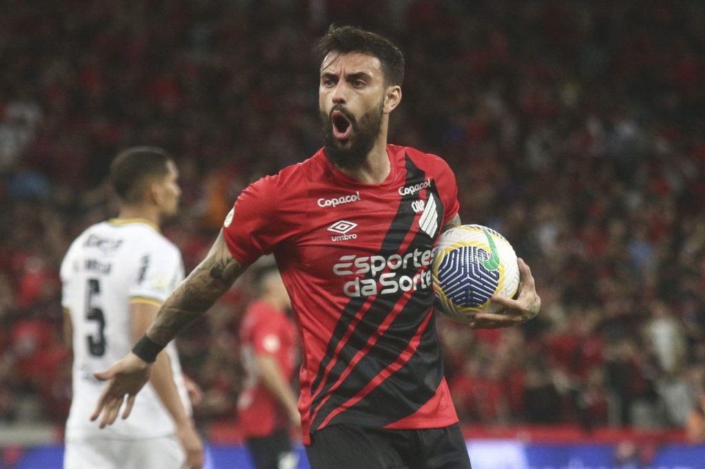 Mastriani comemora gol pelo Athletico Paranaense na vitória sobre o Criciúma na Arena da Baixada