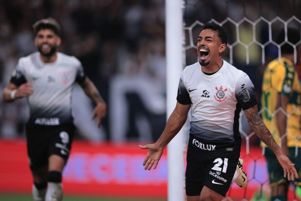 Lateral Matheus Bidu comemora o gol de empate do Corinthians ao lado de Yuri Alberto