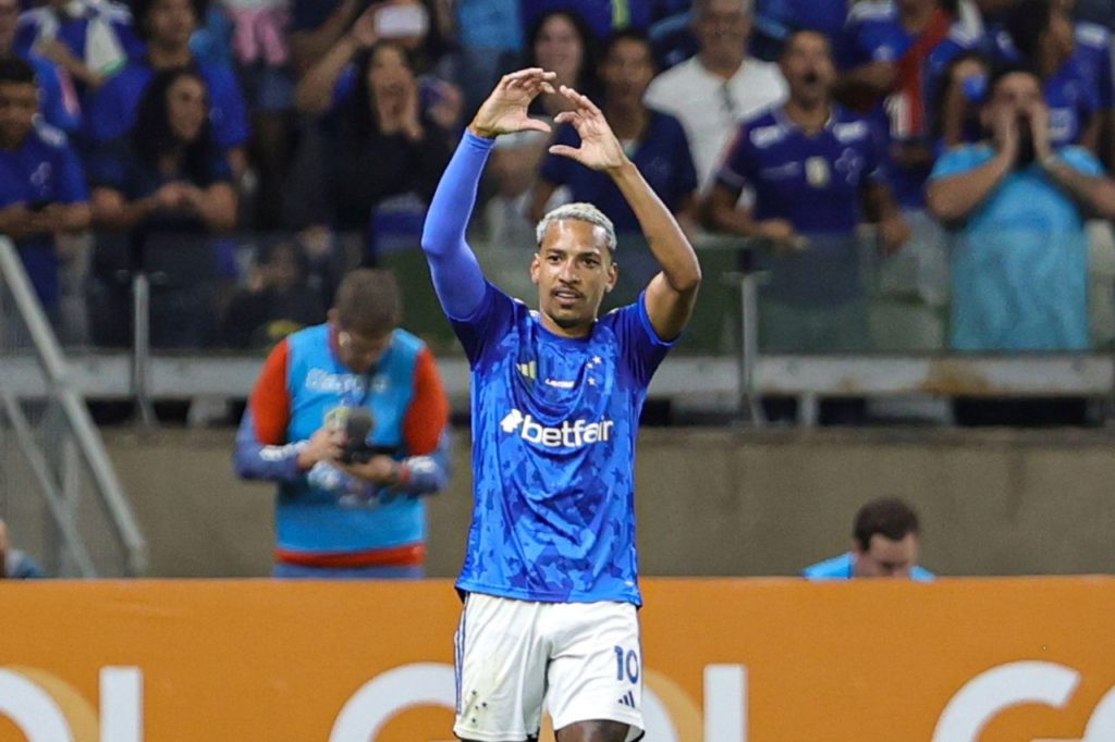 Meia Matheus Pereira comemora gol do Cruzeiro