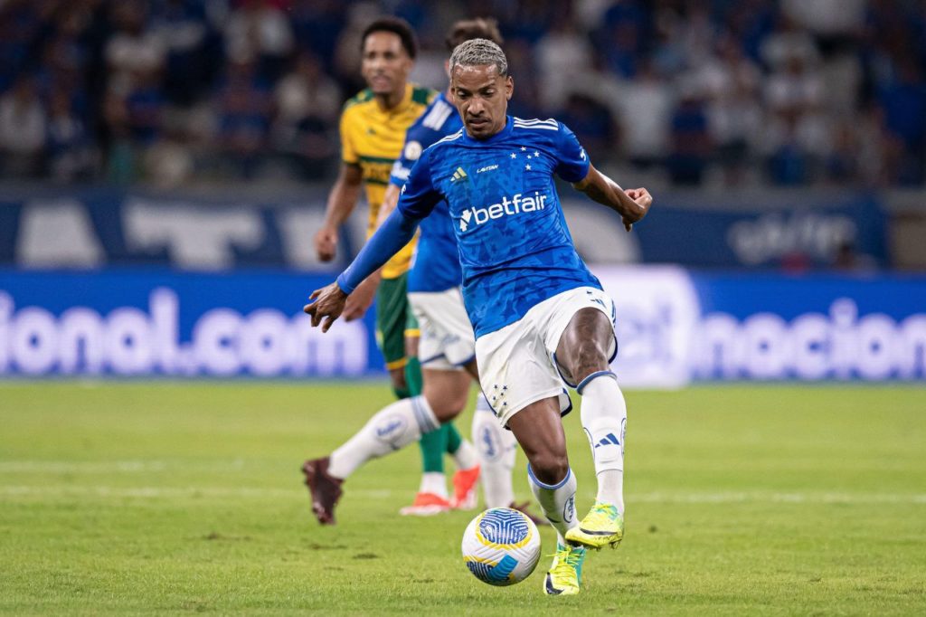 Meia Matheus Pereira dominando a bola em jogo do Cruzeiro no Mineirão