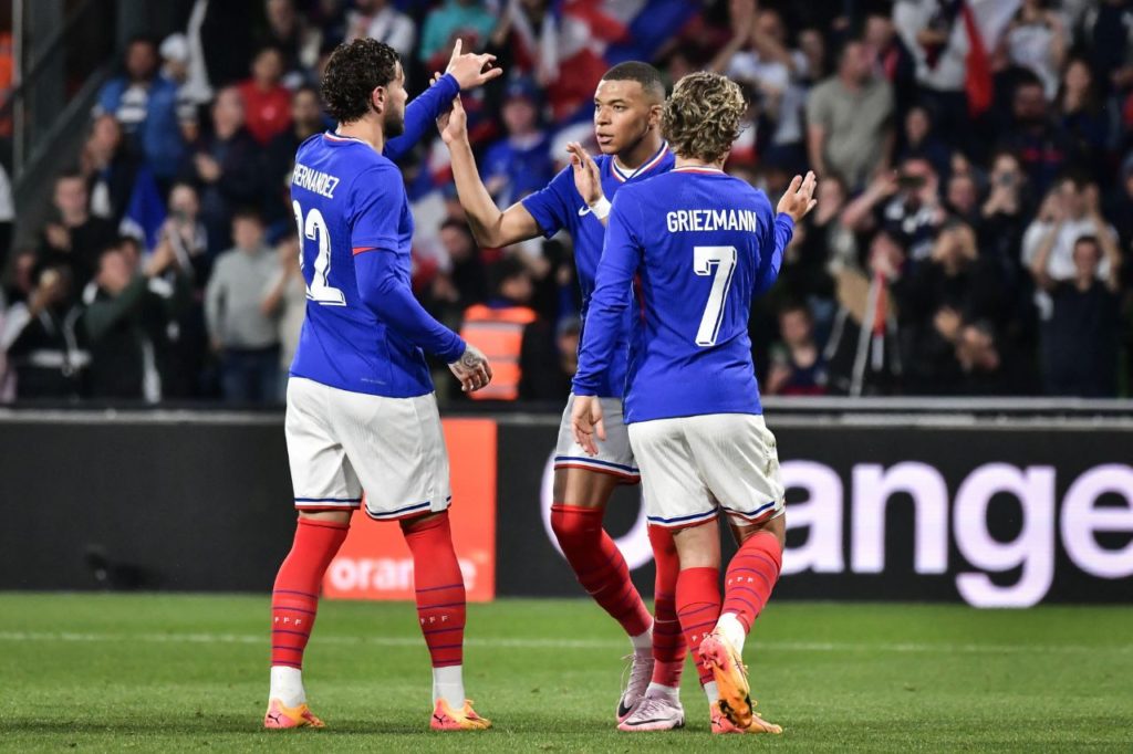 Kylian Mbappé comemorando gol pela seleção francesa em amistoso