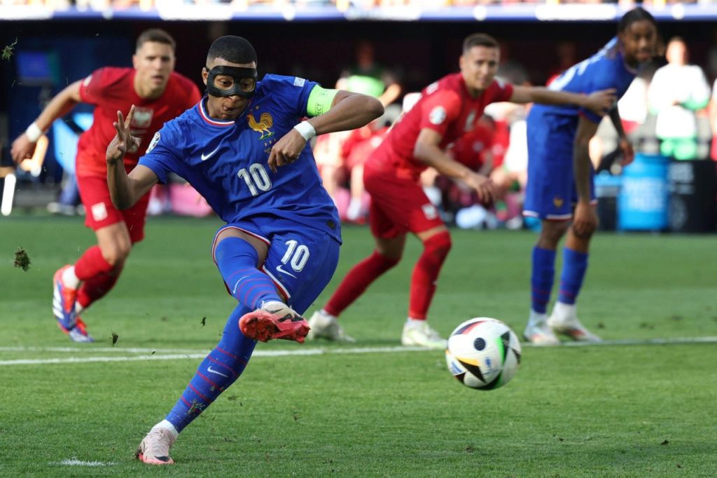 Kylian Mbappé batendo pênalti para a França na partida contra a Polônia pela Euro 2024