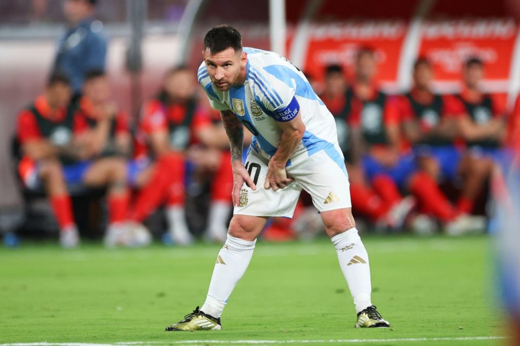 Lionel Messi coloca a mão na coxa direita no jogo da Argentina contra o Chile na Copa América
