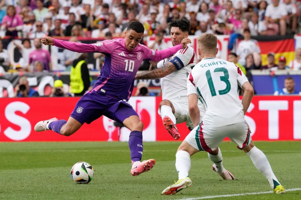 Musiala finalizando para marcar o gol contra a Hungria na Euro 2024
