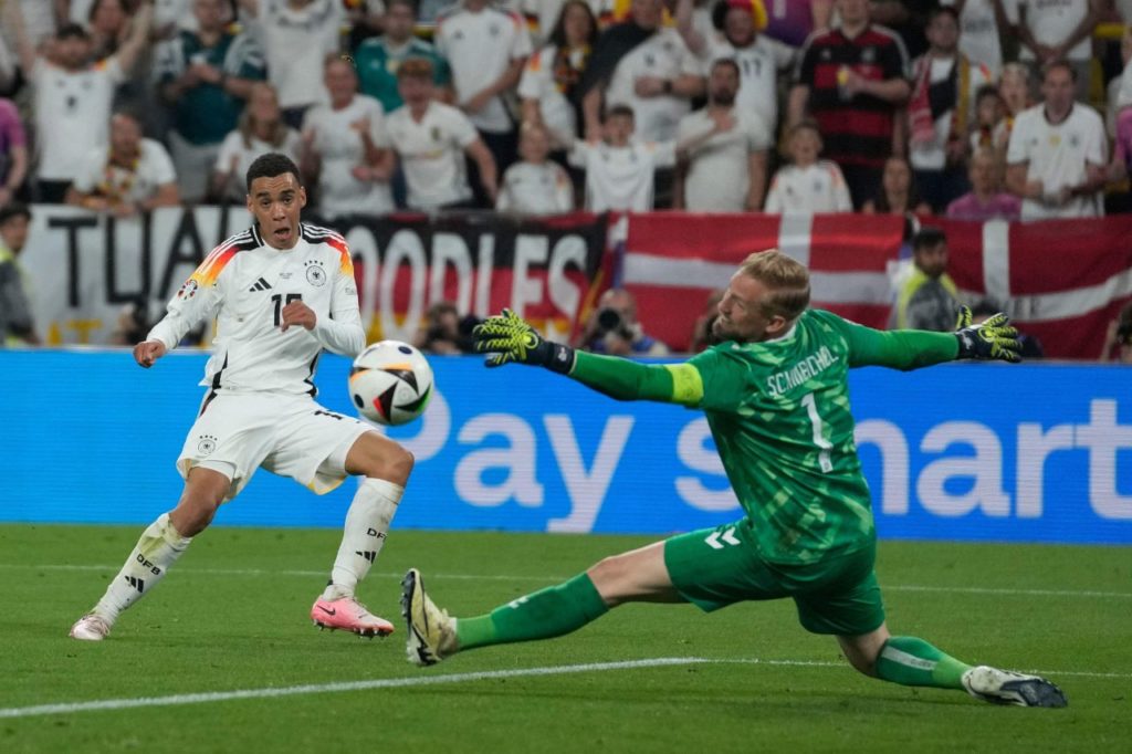 Jamal Musiala marcando o segundo gol da Alemanha na vitória em cima da Dinamarca nas oitavas de final da Euro 2024