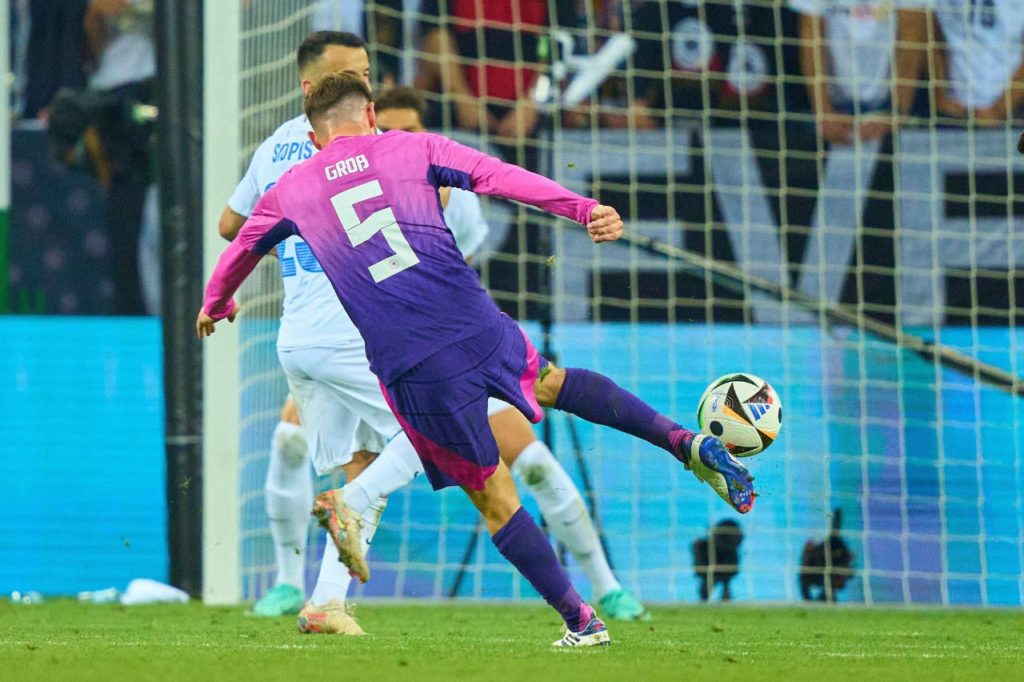 Pascal Gross finaliza para marcar o gol da virada da Alemanha sobre a Grécia em amistoso