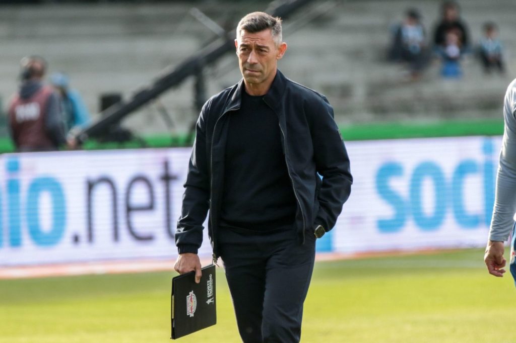 Técnico Pedro Caixinha em jogo do Bragantino pelo Brasileiro