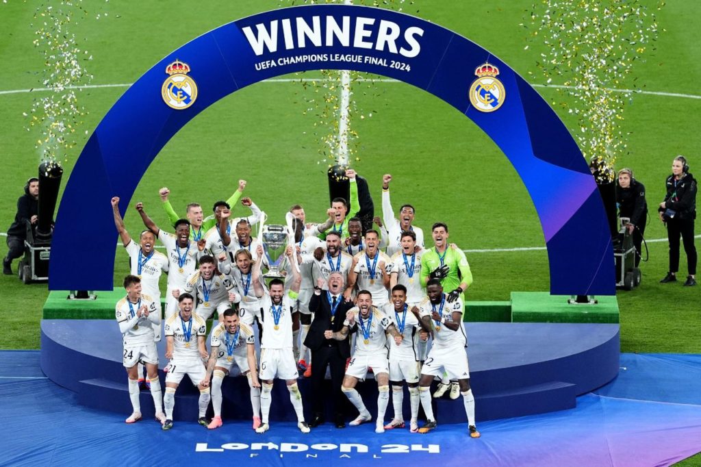 Jogadores do Real Madrid levantam o troféu da Champions League em Londres