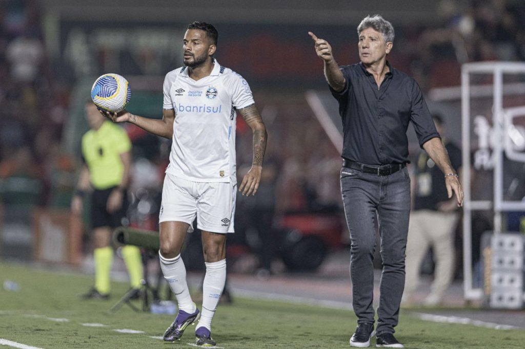 Reinaldo vai bater lateral e recebe orientações do técnico Renato Portaluppi no jogo do Grêmio