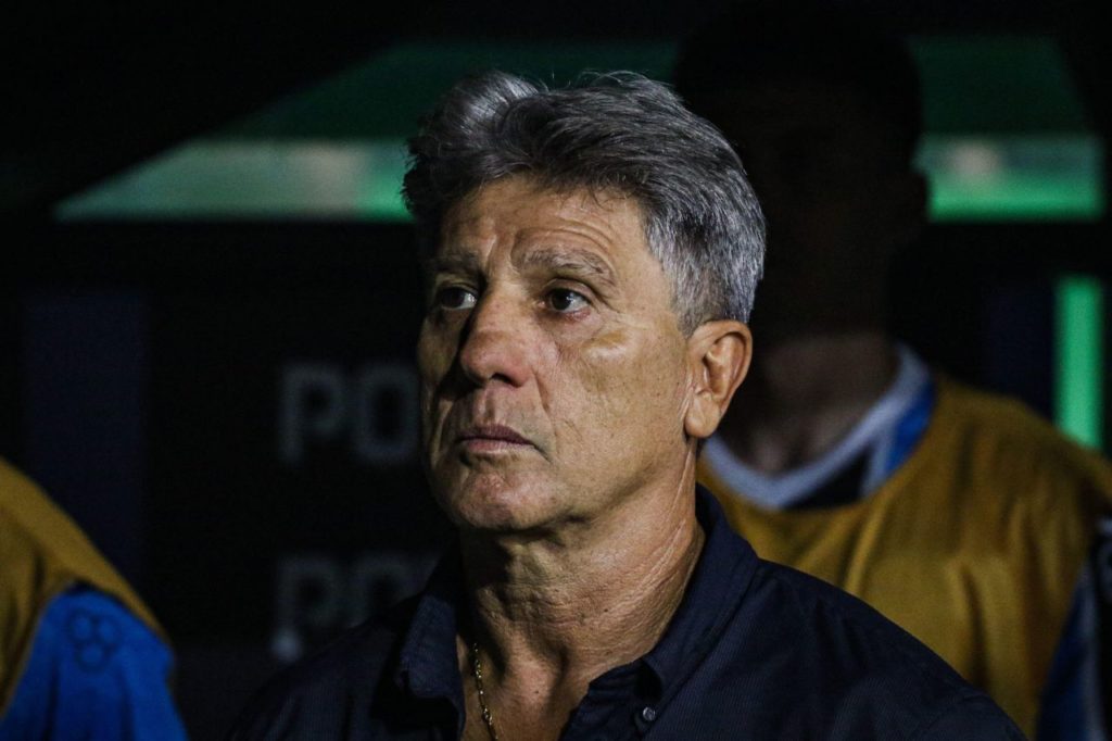 Técnico Renato no banco de reservas do Grêmio em jogo do Brasileiro