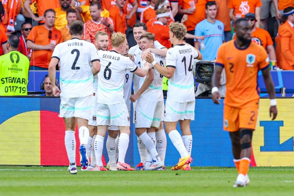 Jogadores da Áustria comemoram o gol da vitória sobre a Holanda em Berlim