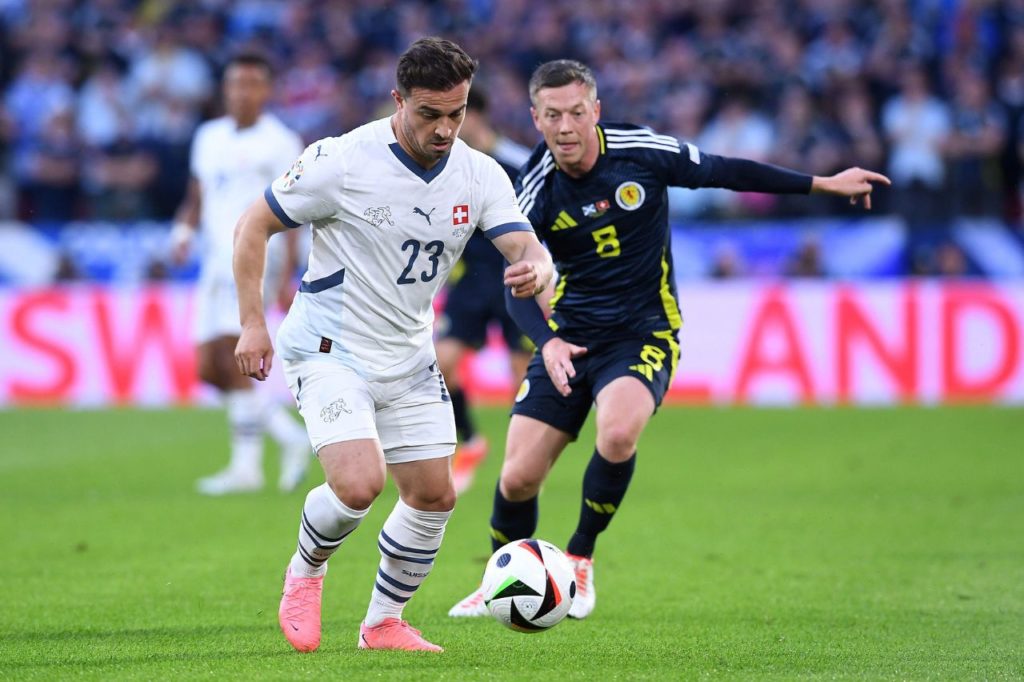 Shaqiri da Suíça conduz a bola sob a marcação de McGregor da Escócia em jogo da Euro 2024