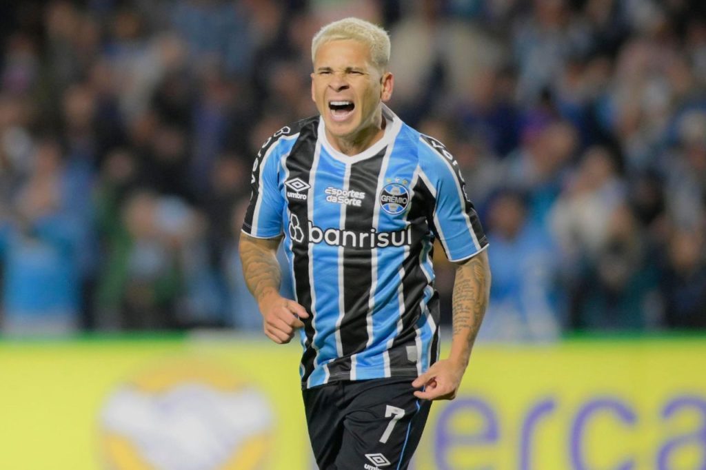 Atacante Soteldo comemorando gol pelo Grêmio